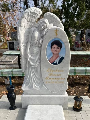 Памятники из белого мрамора Коелга